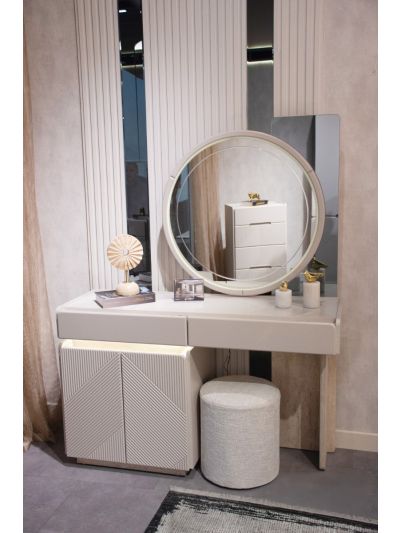 Grand Dresser with mirror